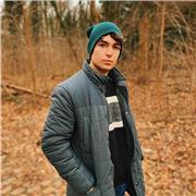 Estudiante de educación primaria imparte clases de repaso y apoyo para niños de primaria